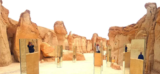 زوار بين صخور جبل القارة